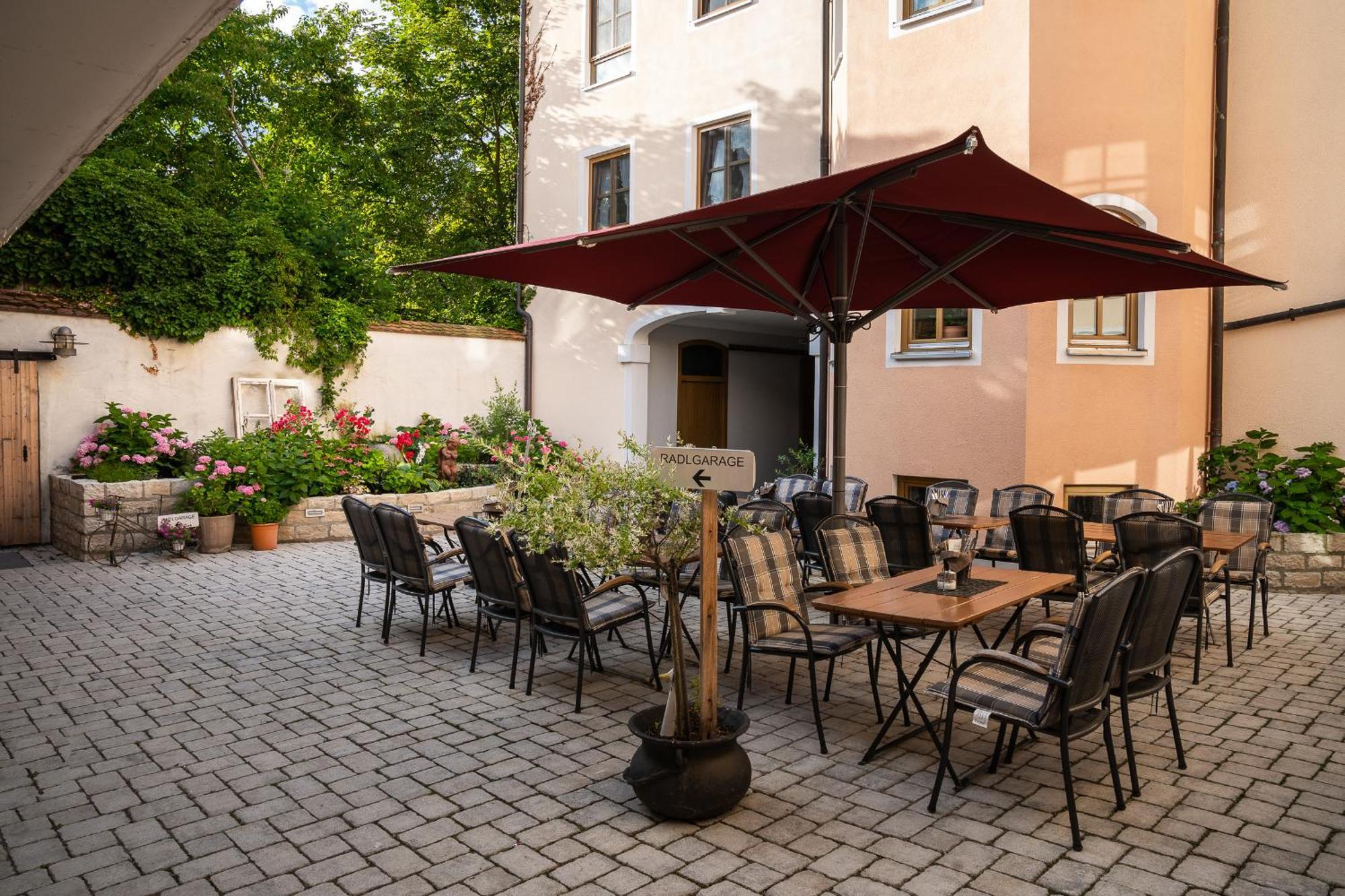 Zum Dallmayr Hotel Garni Berching Exterior photo